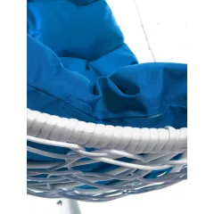 Кресло подвесное с ротангом Капля белое с синей подушкой