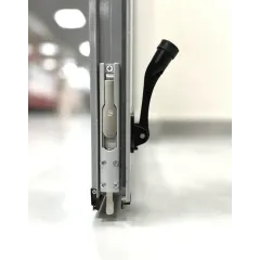 Фиксатор д/пластик. двери черный