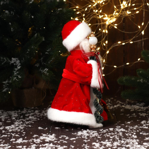 Дед Мороз Зимнее волшебство (с украшенным посохом и мешком) 30см красный (10481671)