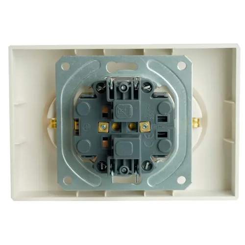 Розетка 2-ая 2P+E ЭМИЛИ шторки белый RST16-5114-01
