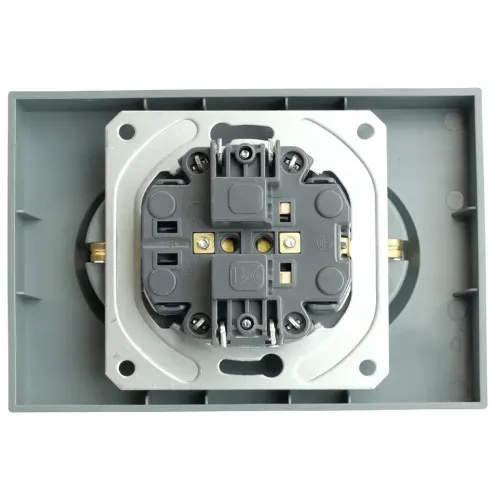 Розетка 2-ая 2P+E ЭМИЛИ шторки платин-сер RST16-5114-10